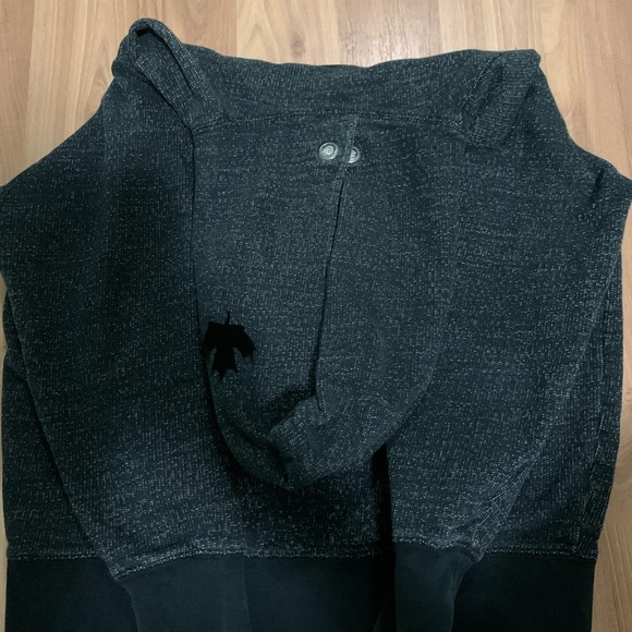 Men’s roots sweater size XS fits comfortable - Picture 2 of 3